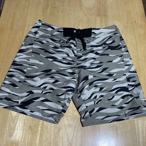 Under Armour Board Shorts  Men's Size 40 Camo HeatGear Loose Athletic Water Swim
